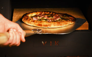 De beste accessoires en tools voor koken met een pizza oven tuinhaard